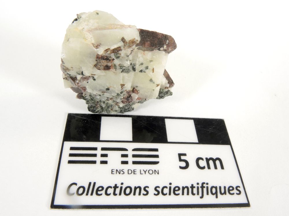 Zircon métamicte, diopside et calcite Zircon métamicte, diopside et calcite Andilamena